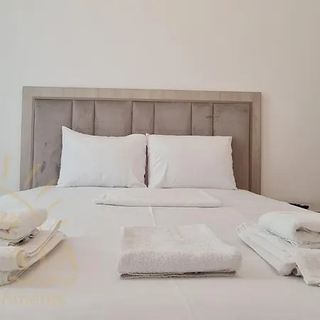 D8 By Sunny Mamaia Apartment